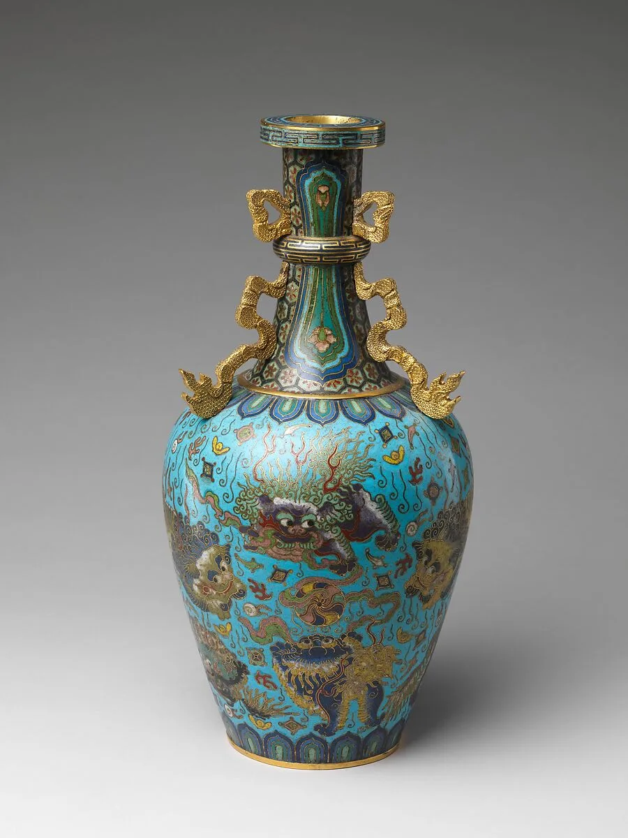 清乾隆 掐絲琺瑯獅戲紋瓶|Vase with lions — Unknown