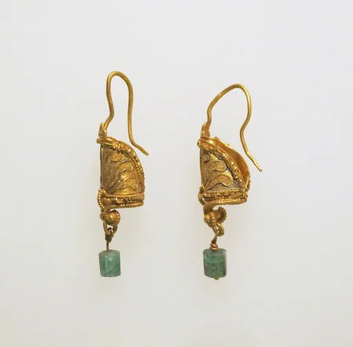 Earring in the form of a shield