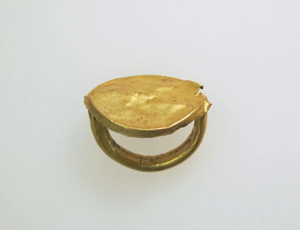 Gold ring with elliptical bezel — Unknown