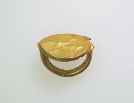 Gold ring with elliptical bezel