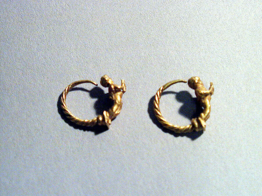 Pair of gold earrings with Erotes — Unknown