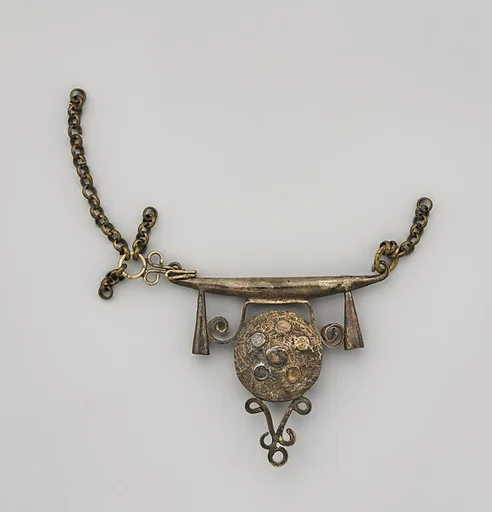 Necklace: Pendant (?)
