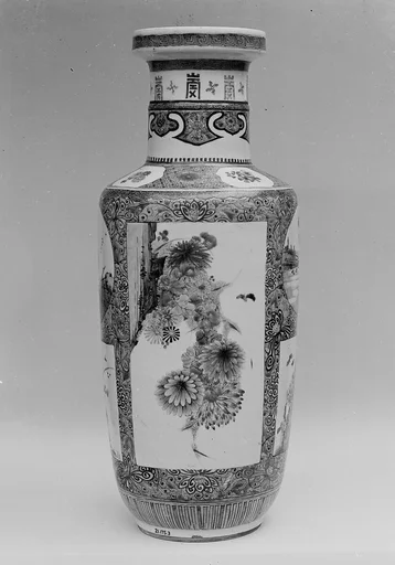清康熙 景德鎮窯五彩花卉紋瓶|Vase decorated with flowers