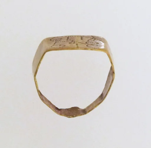 Gold ring with inscribed bezel