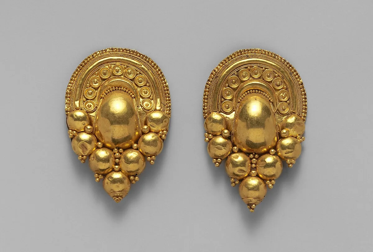 Gold earrings — Unknown