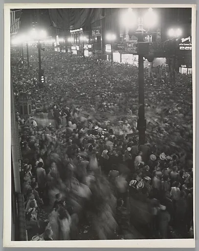 [State Street at Madison, Looking South, Xmas Shoppers]