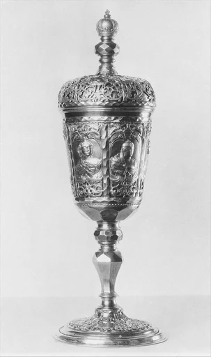 Standing cup with cover