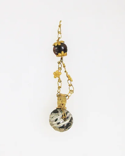 Necklace with garnet pendant
