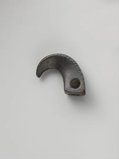 Harness or bridle fitting in the form of a claw
