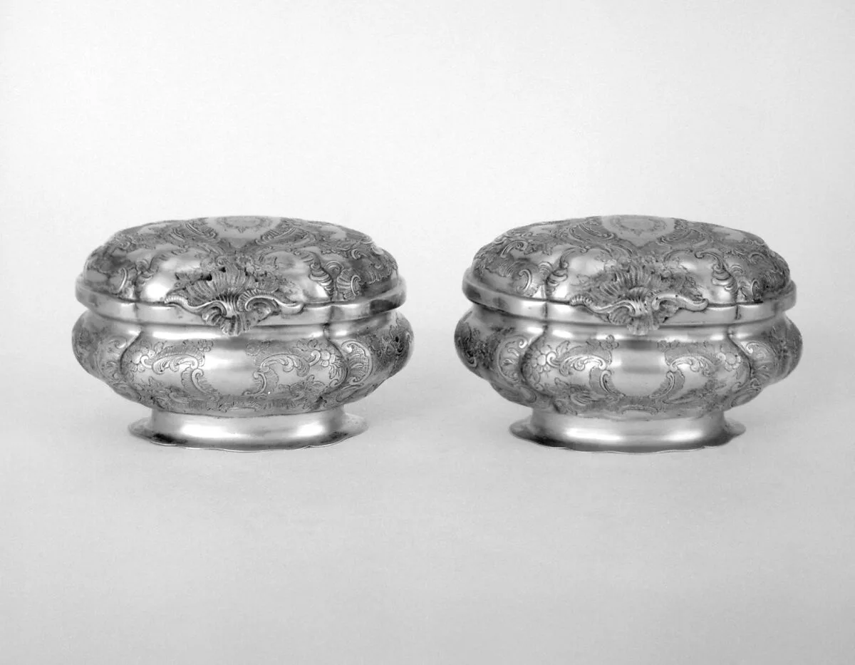 Small oval box with cover (one of a pair) — Johann Martin Satzger I