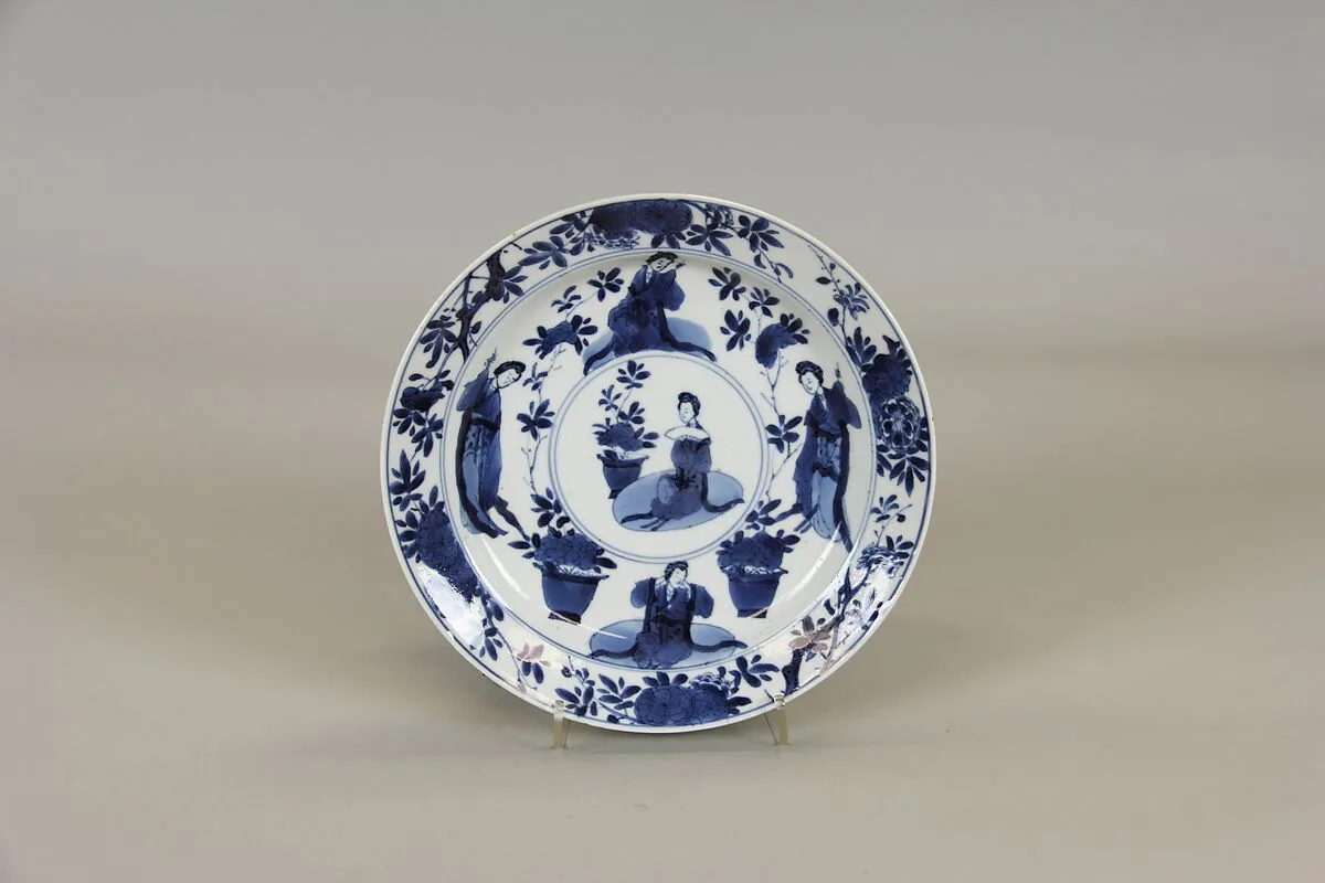 清康熙 景德鎮窯青花仕女花卉紋盤|Plate with women and plants — Unknown