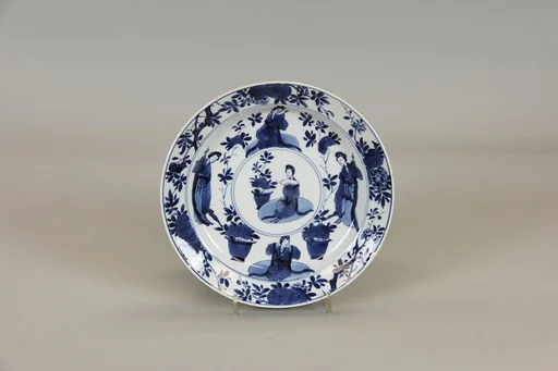 清康熙    景德鎮窯青花仕女花卉紋盤|Plate with women and plants