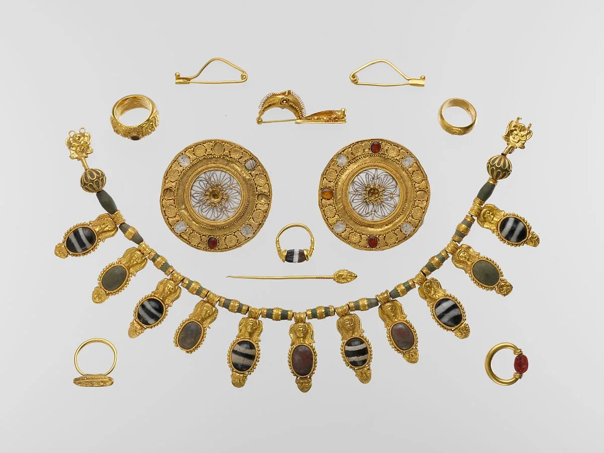 Set of jewelry — Unknown