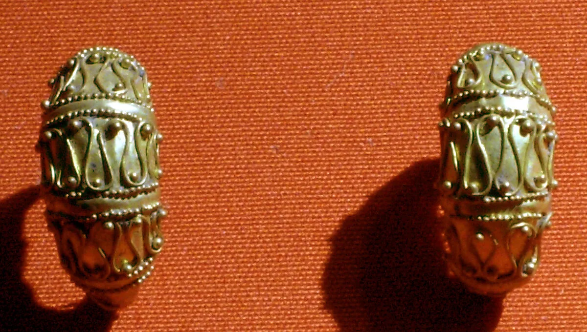 Pair of boat-shaped earrings with filigree and granule decoration — Unknown