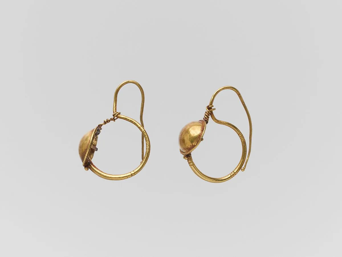 Gold earring with convex disc — Unknown