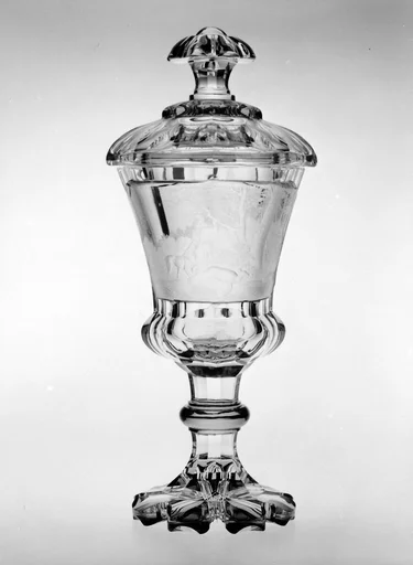Standing cup with cover