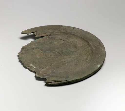 Plate with medallion