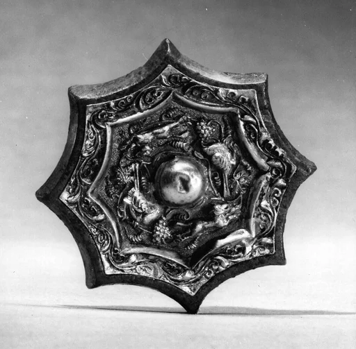 唐 八棱金背銅鏡|Mirror in the shape of an eight-lobed flower