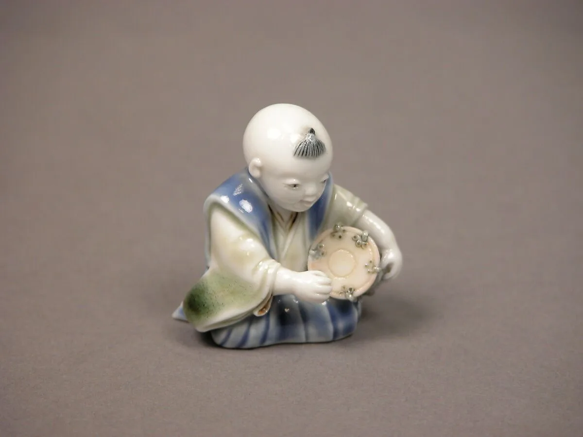 染付色絵囃子唐子形置物|Chinese child with musical instrument — Unknown
