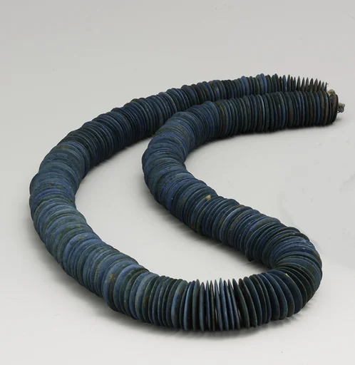 String of lentoid beads