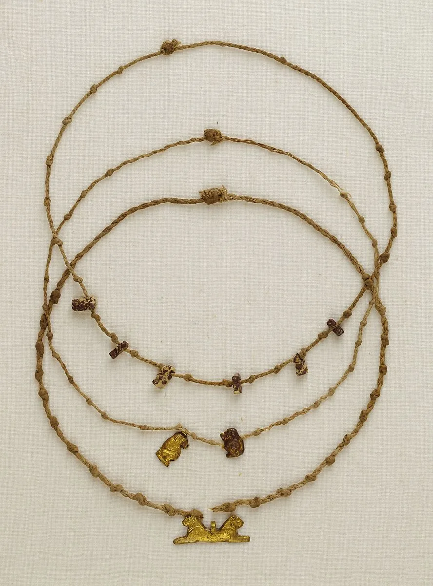 Necklace with a double-lion amulet — Unknown