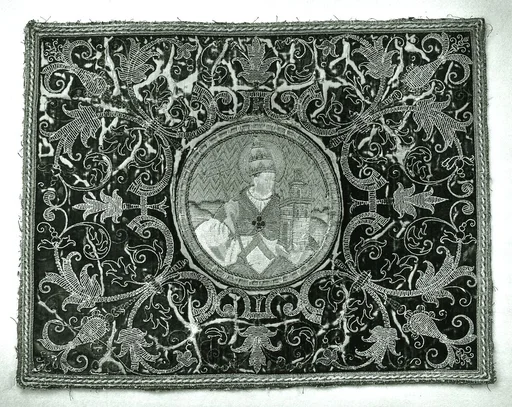 Roundel appliquéd to rectangular panel
