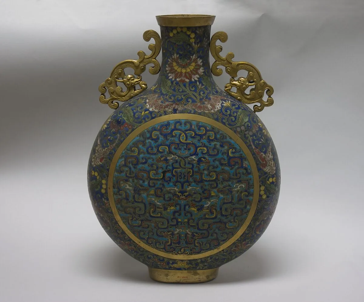 清中期 掐絲琺瑯仿古螭龍紋扁壺|Flask vase with archaistic dragons and bats — Unknown