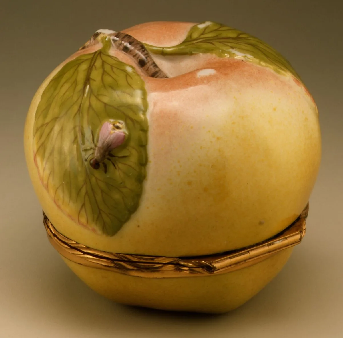Snuffbox in the form of an apple — Meissen Manufactory