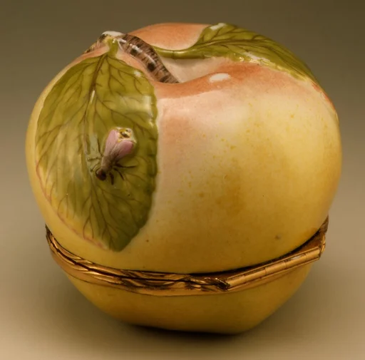 Snuffbox in the form of an apple