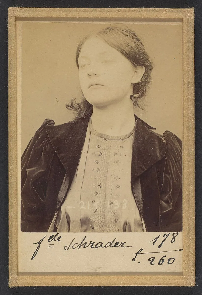 Schrader. Minna, Appoline. 19 ans, née à Paris XIe. Sculpteur. Association de malfaiteurs. 24/3/94. — Alphonse Bertillon