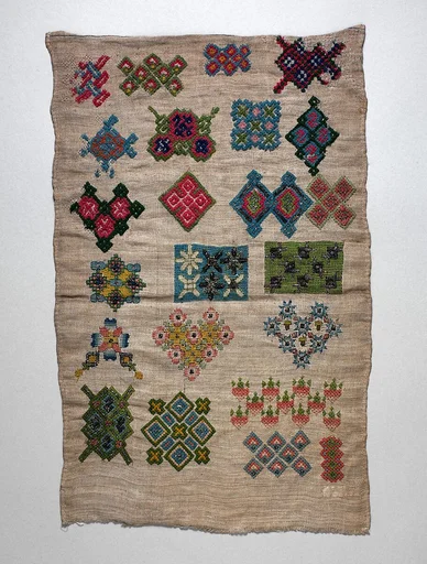 Sampler with geometric motifs