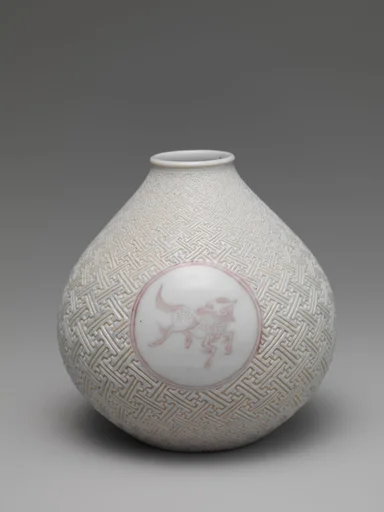 紫馬麒麟卍紗綾形紋瓶 (一対)|Vase with Horse and Kirin on Geometric Sayagata (key fret) Pattern (one of a pair)