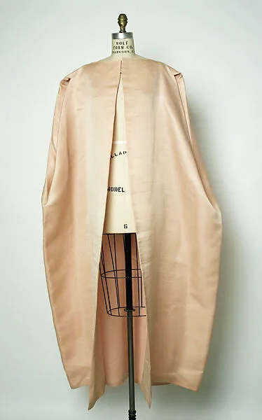 Evening coat — Cristobal Balenciaga|EISA|House of Balenciaga