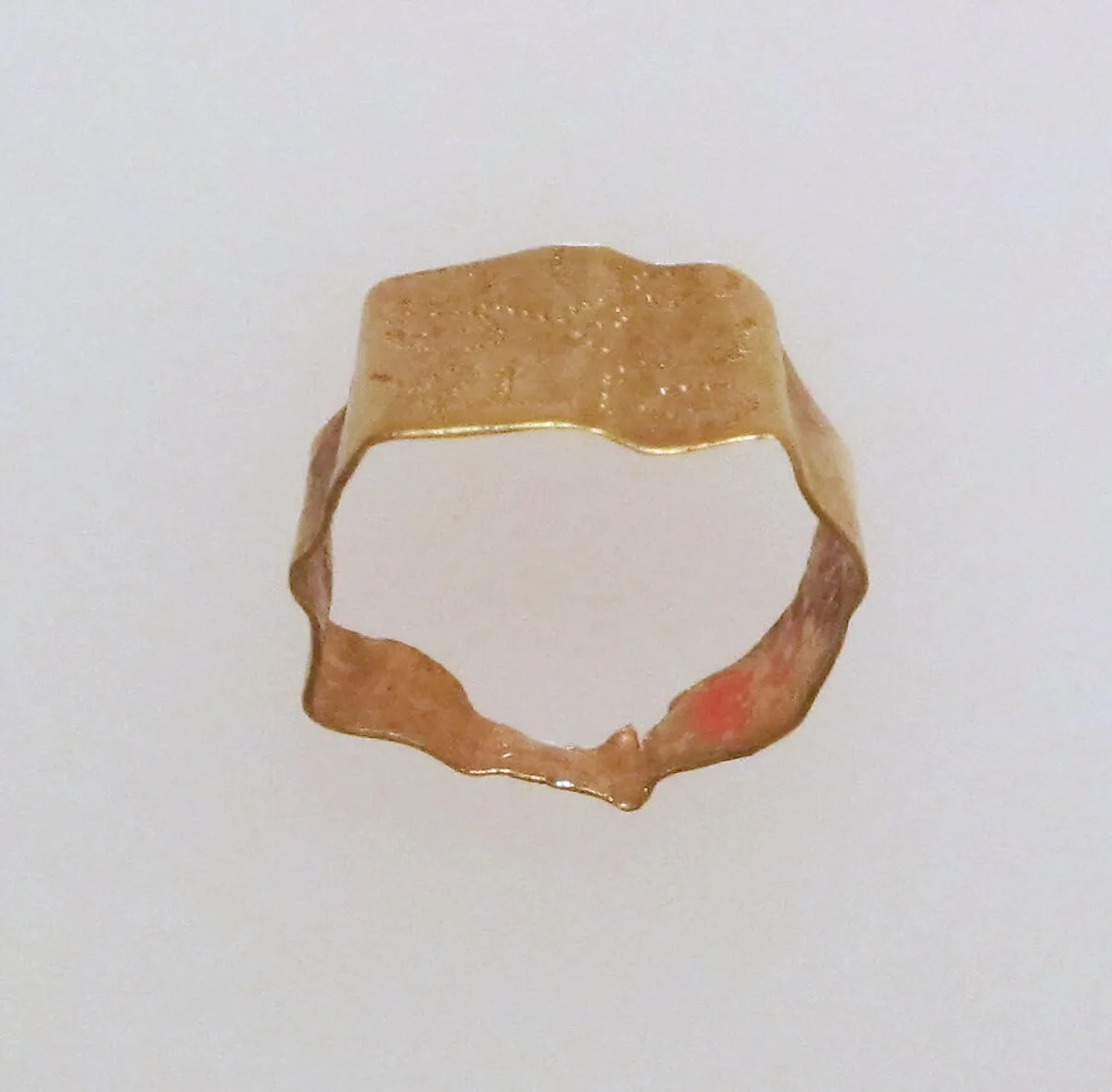 Gold ring with inscription — Unknown