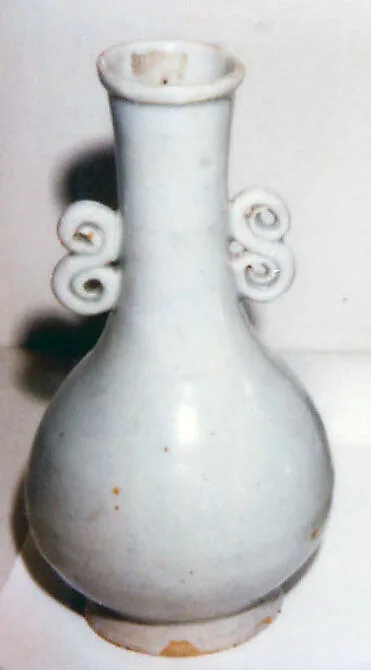 元 景德鎮窯青白釉曲耳細頸瓶(一對)|Vase (one of a pair) — Unknown