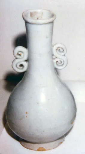 元 景德鎮窯青白釉曲耳細頸瓶(一對)|Vase (one of a pair)