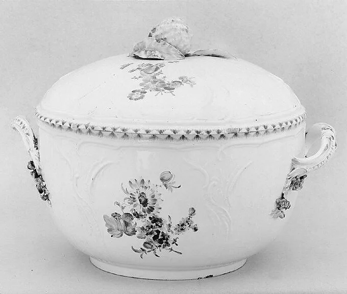 Tureen with cover — Royal Porcelain Manufactory, Berlin