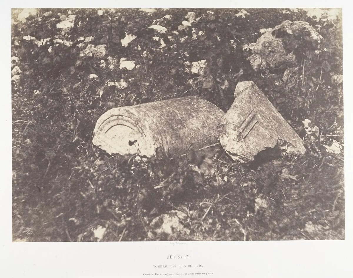 Jérusalem, Tombeau des rois de Juda, Couvercle de sarcophage et fragment d'une porte en pierre — Auguste Salzmann|Imprimerie photographique de Blanquart-Évrard, à Lille
