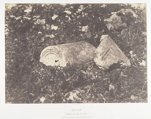 Jérusalem, Tombeau des rois de Juda, Couvercle de sarcophage et fragment d'une porte en pierre