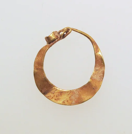 Earring, crescent-shaped