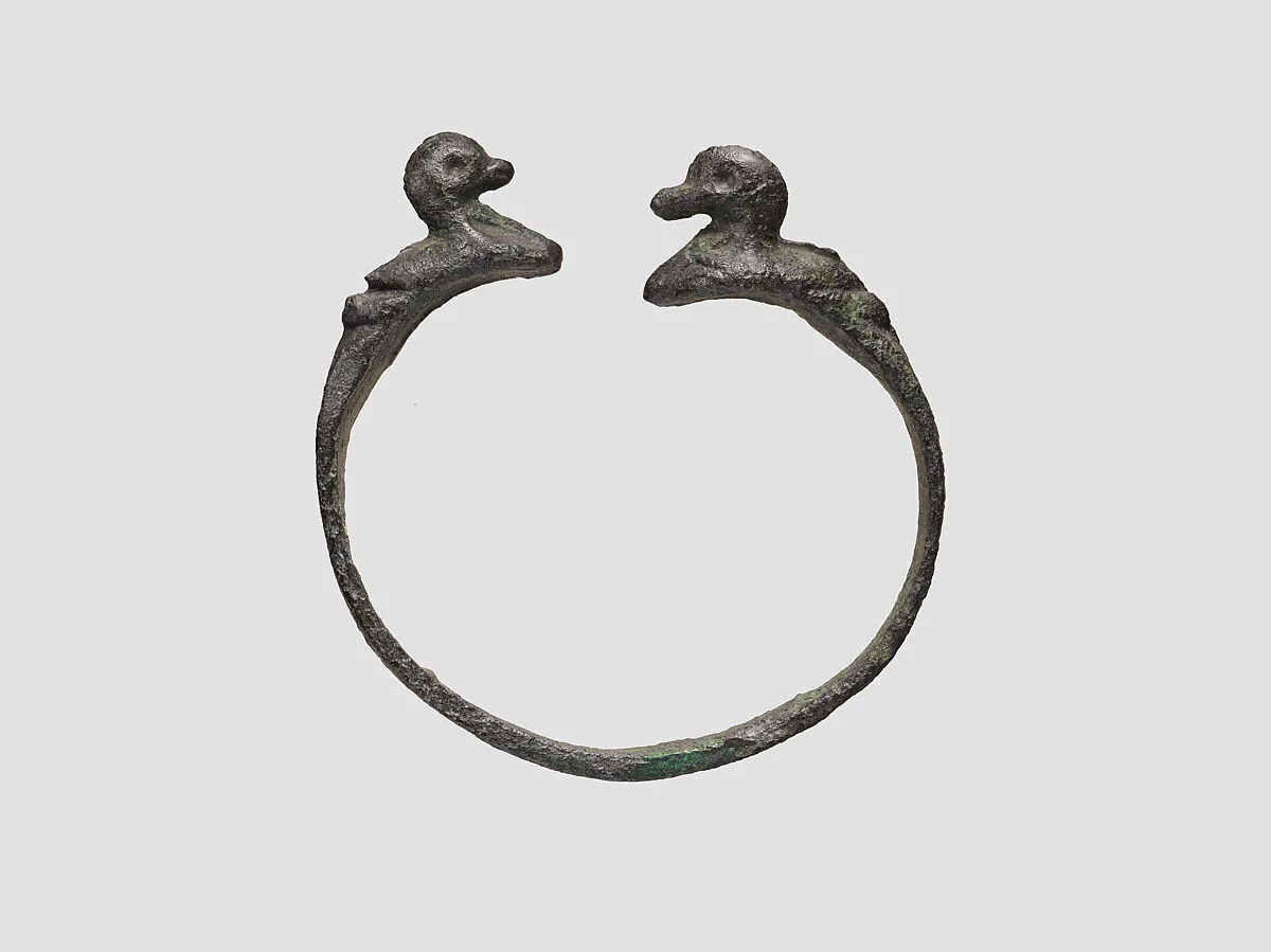 Bracelet with duck-headed terminals — Unknown