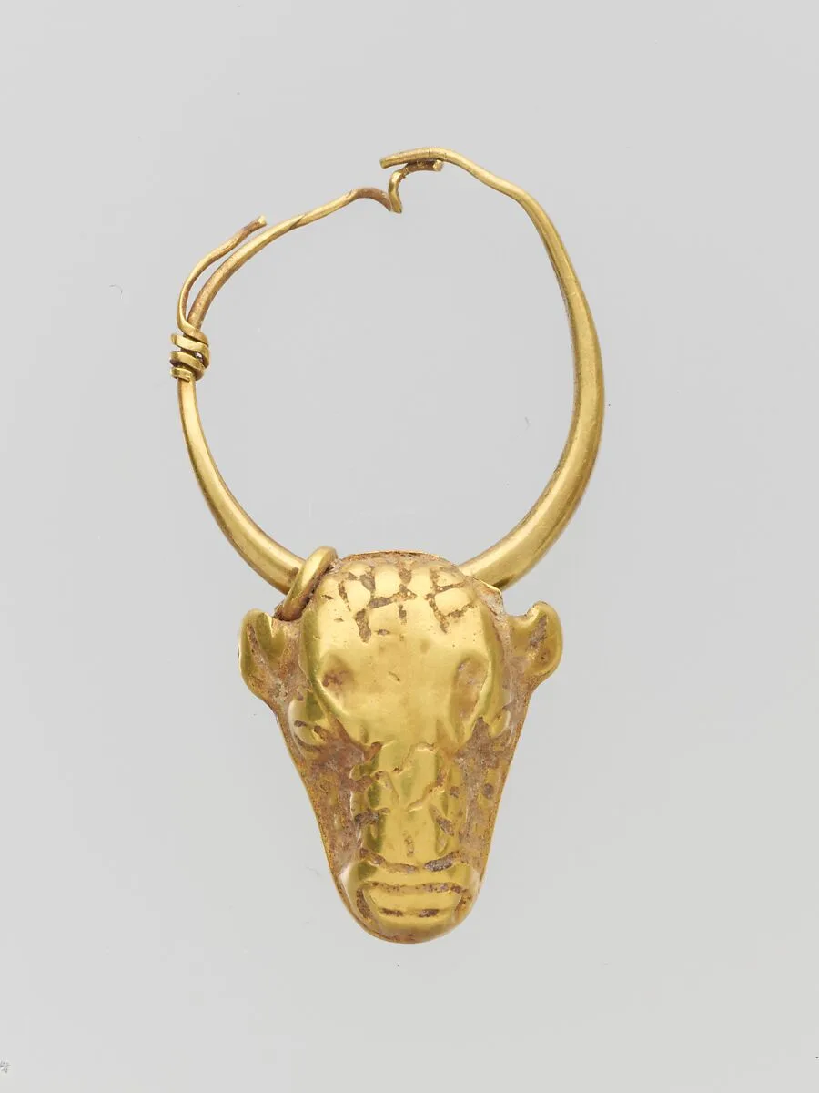 Gold pendant in the form of a bull's head — Unknown