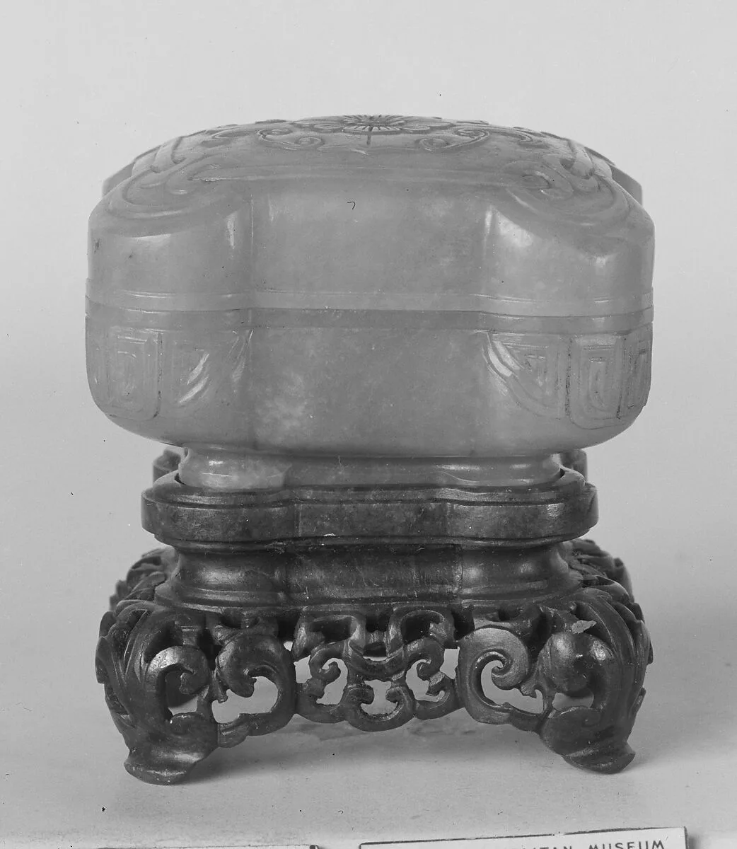 清中期 玉雕爐瓶三事|Covered Incense Box — Unknown