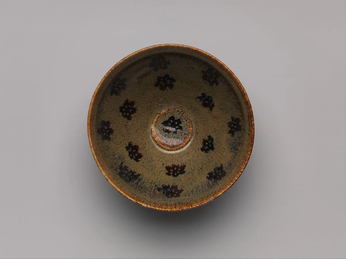 南宋 吉州窯褐釉剪紙貼花碗|Tea bowl with decoration of six-petaled flowers — Unknown