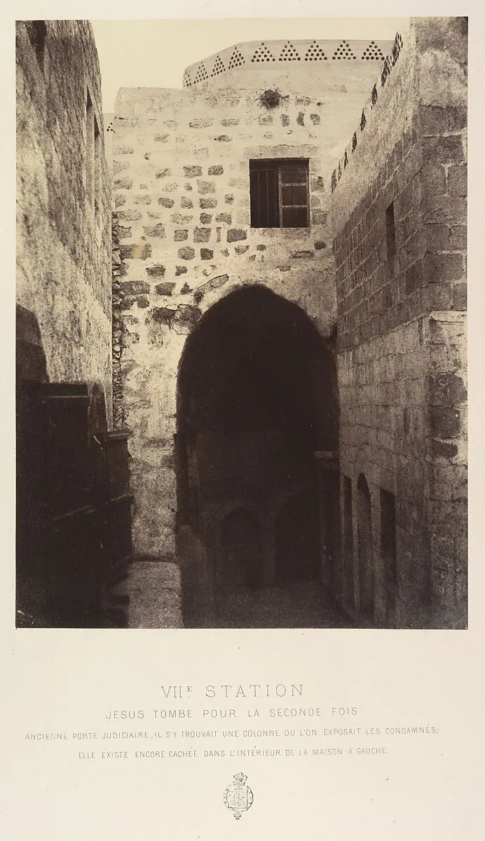 VIIe Station. Jésus tombe pour la seconde fois. Ancienne porte judiciaire, il s'y trouvait une colonne ou l'on exposait les condamnés; Elle éxiste encore cachée dans l'intérieur de la maison a gauche — Louis de Clercq|H. Jannin|J. Blondeau et Antonin