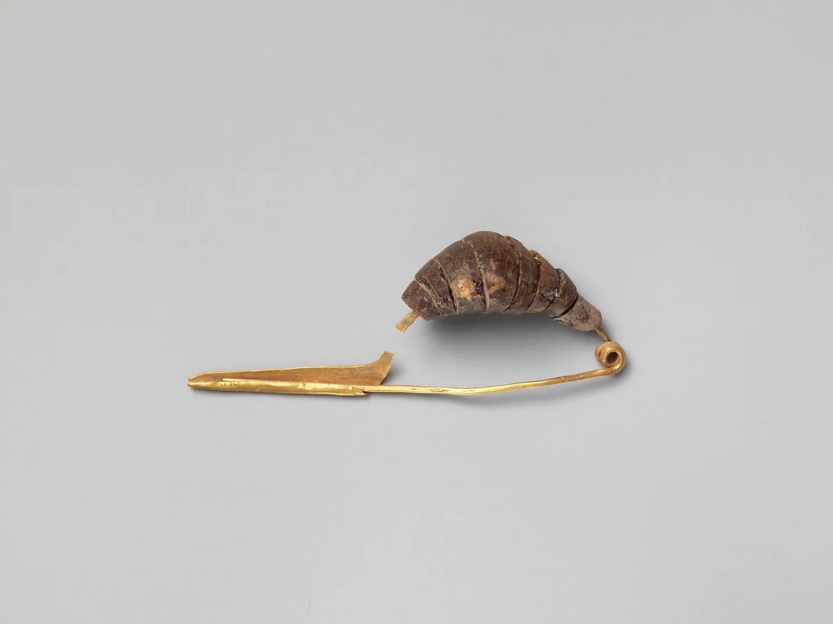 Gold and amber fibula (safety pin) — Unknown