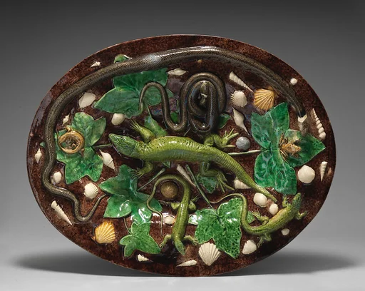 Oval basin with lizards, shells, and ivy leaves with brown background