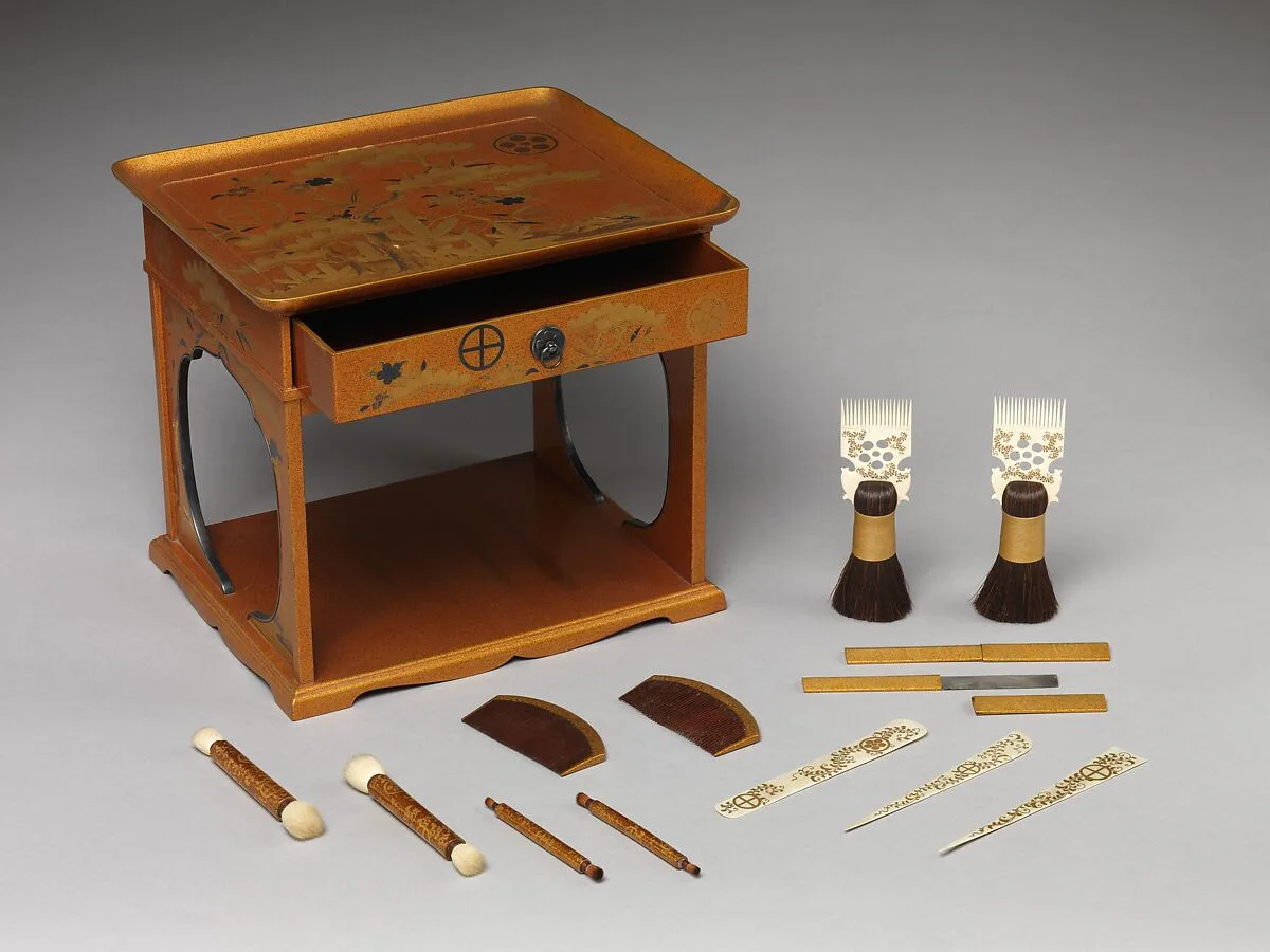 松竹桜家紋蒔絵櫛台|Cosmetic Stand with Pine, Bamboo, and Cherry Blossom from a Wedding Set — Unknown