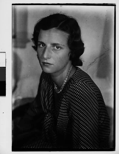 [Unidentified Woman: Dorothy Harvey?]