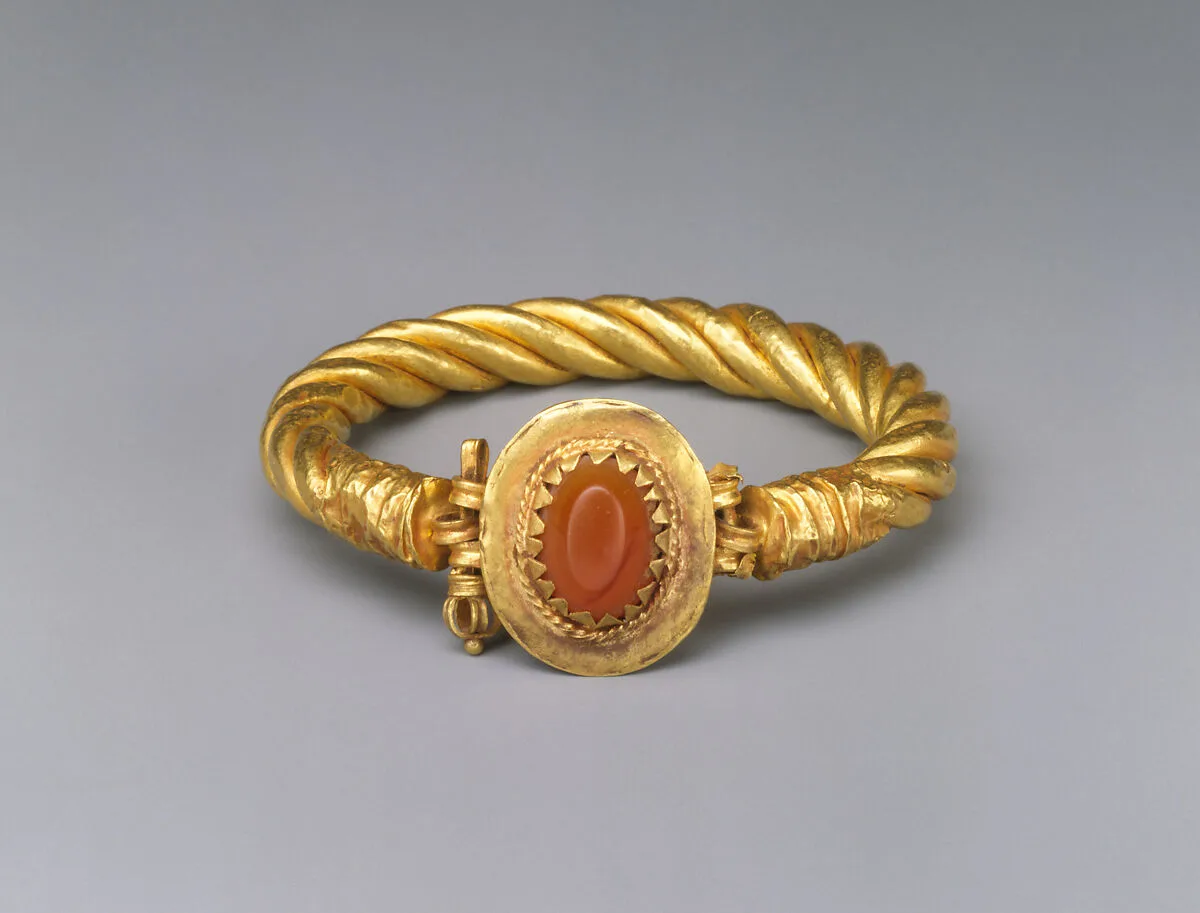 Gold bracelet with a carnelian stone — Unknown